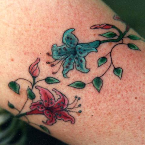 De Novo decorative tattoo of flowers